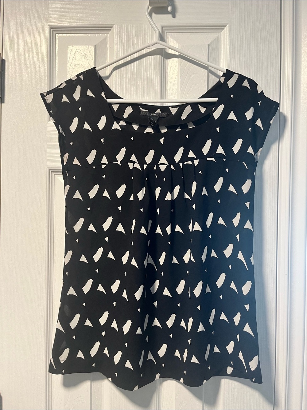 H&M Black and White Geometric Print Blouse